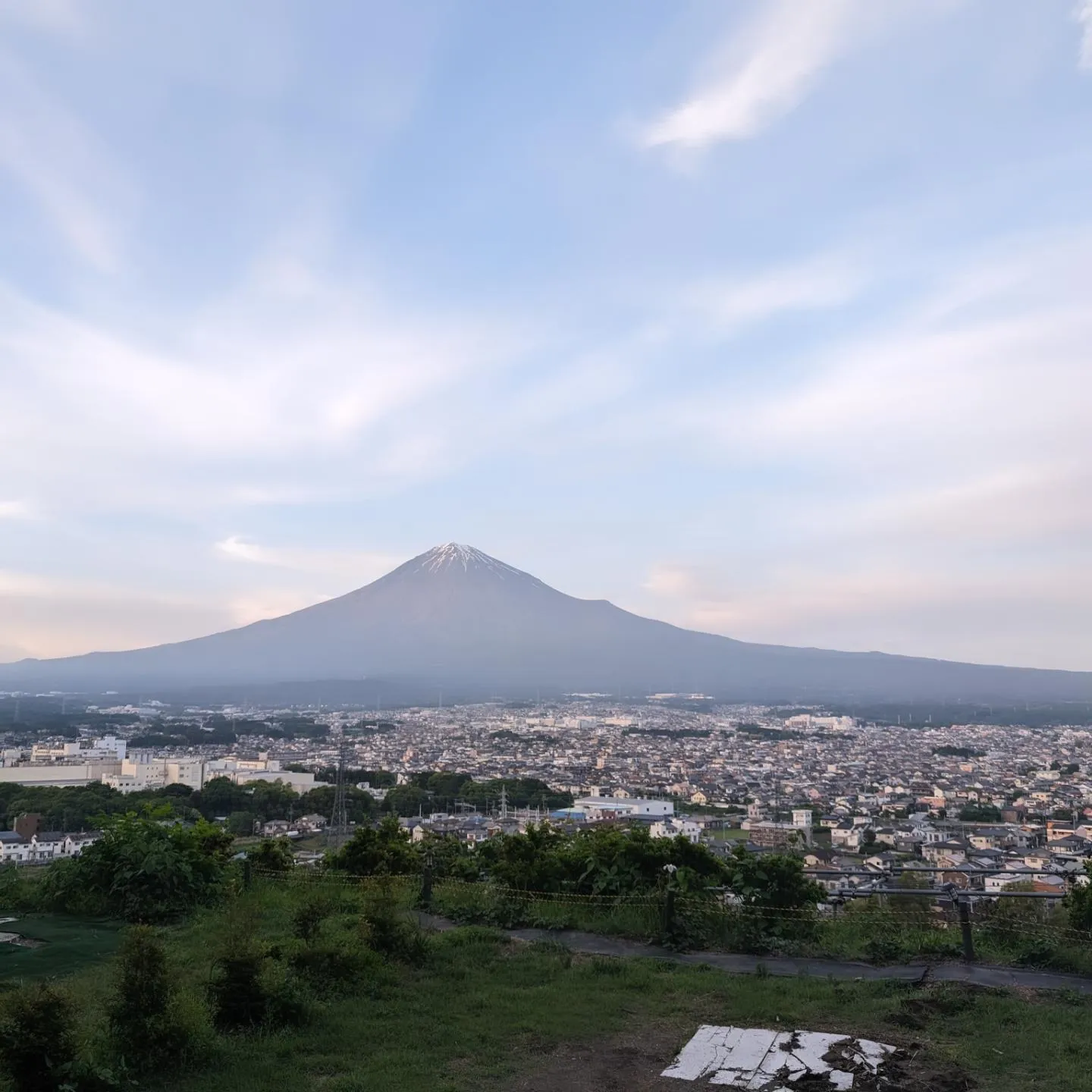 日暮れ前の富士山と富士宮の街並み、桂の森はどのサイトからも富...