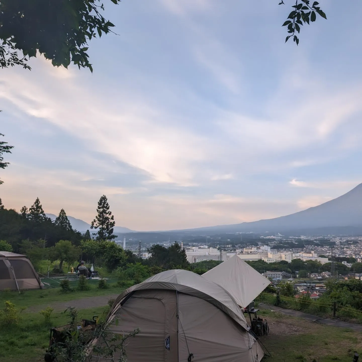 日暮れ前の富士山と富士宮の街並み、桂の森はどのサイトからも富...