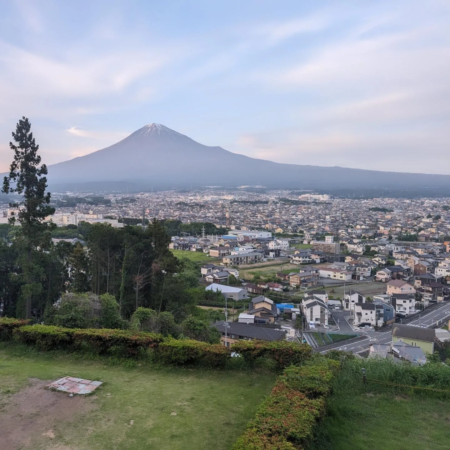 日暮れ前の富士山と富士宮の街並み、桂の森はどのサイトからも富...