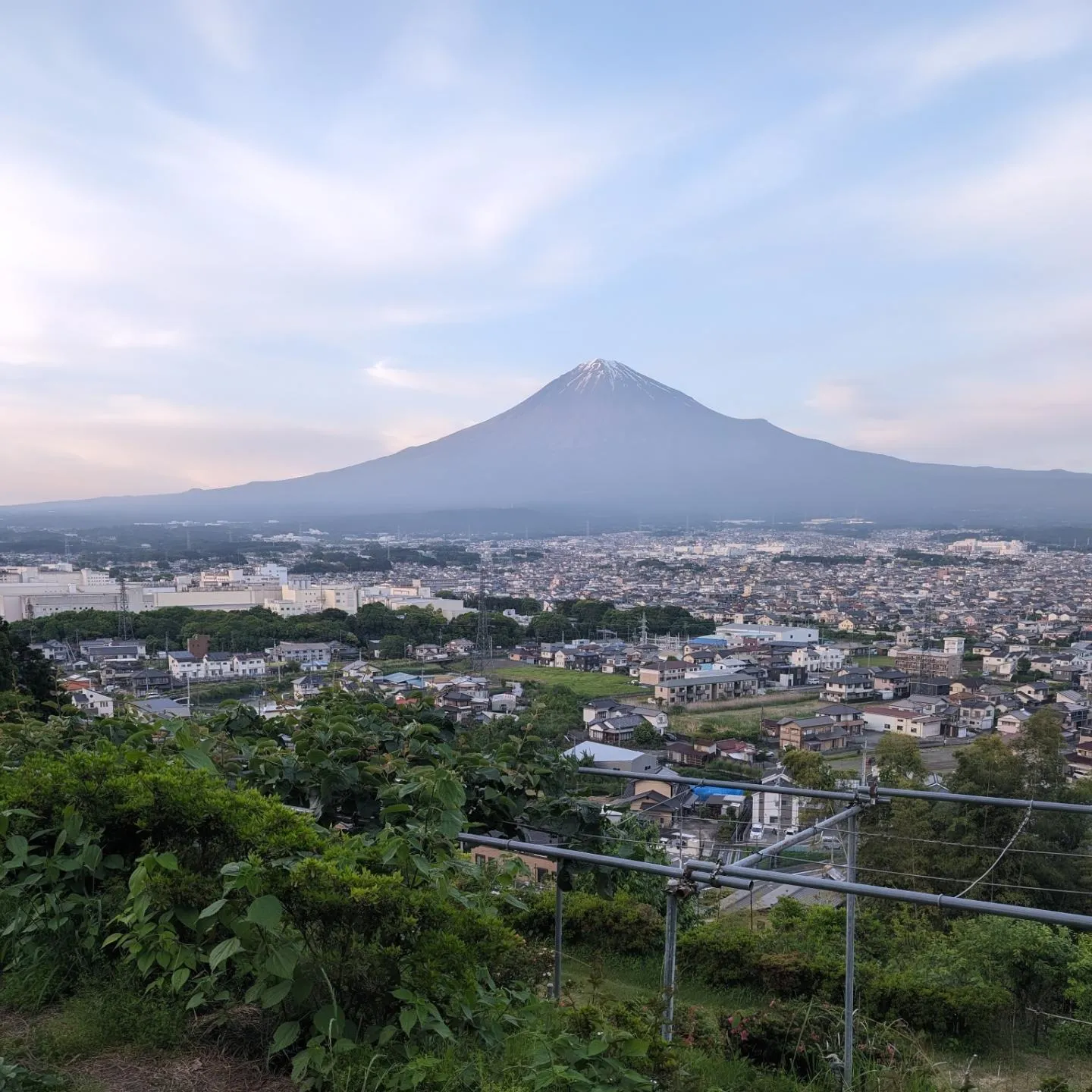 日暮れ前の富士山と富士宮の街並み、桂の森はどのサイトからも富...