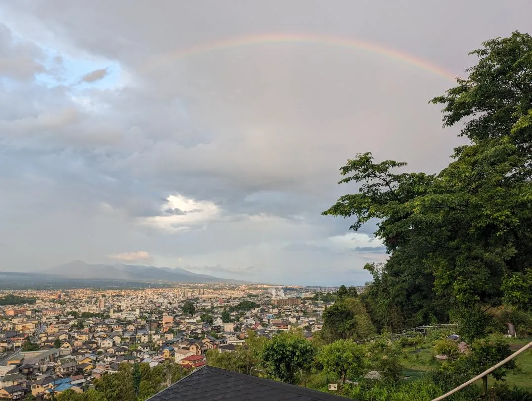 あいにくの雨で富士山は見えませんが、虹がみえてます😁