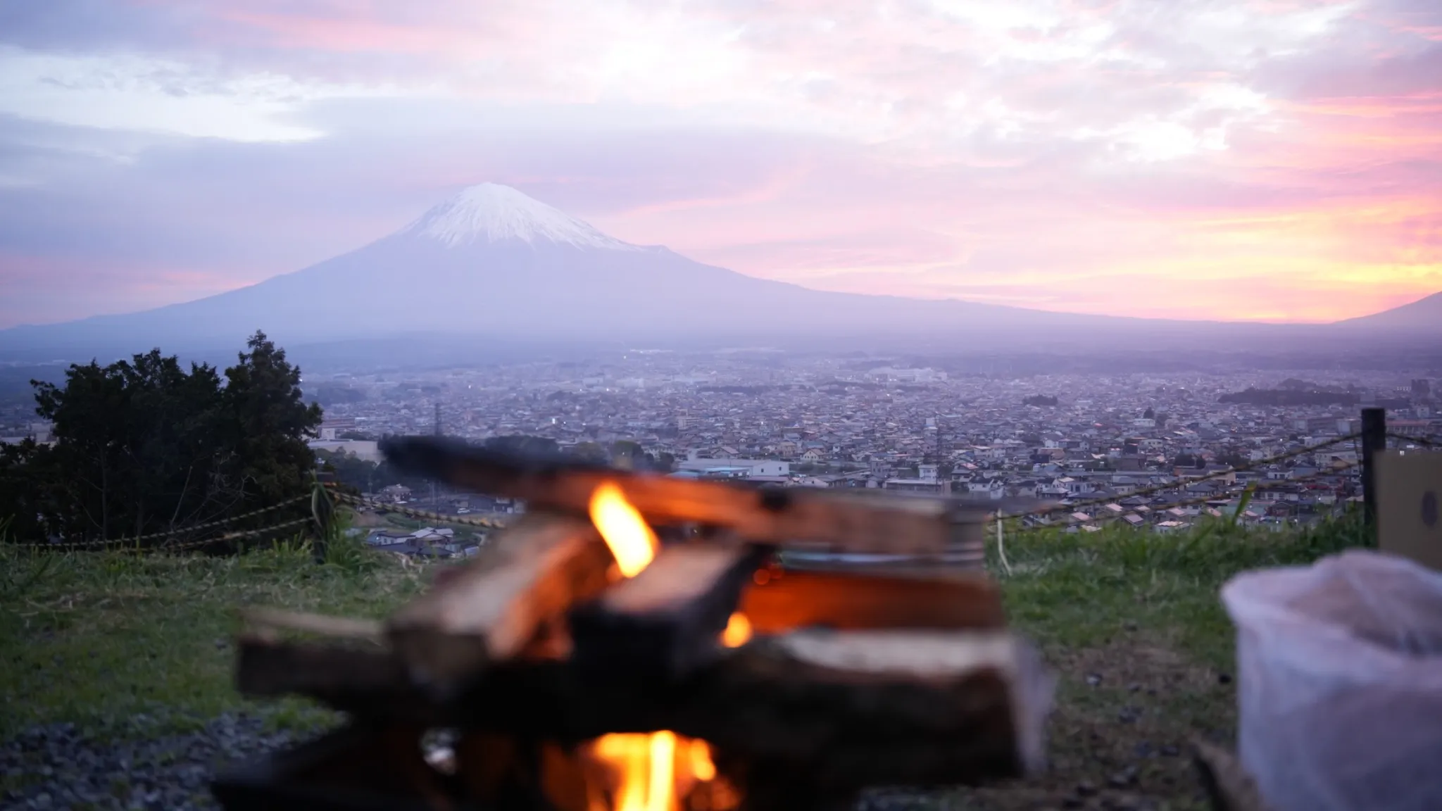 “朝、富士山で目が覚める。
