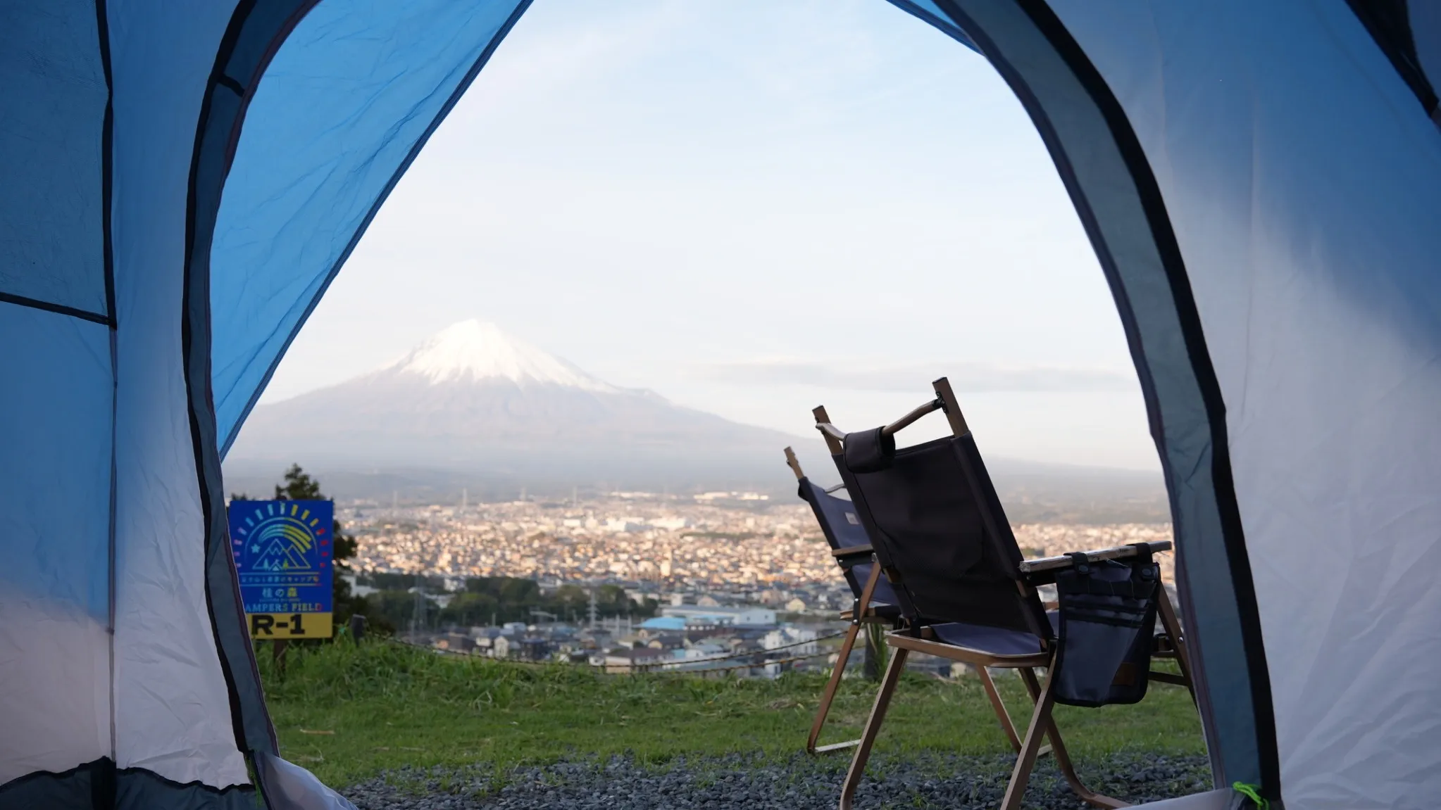 “朝、富士山で目が覚める。