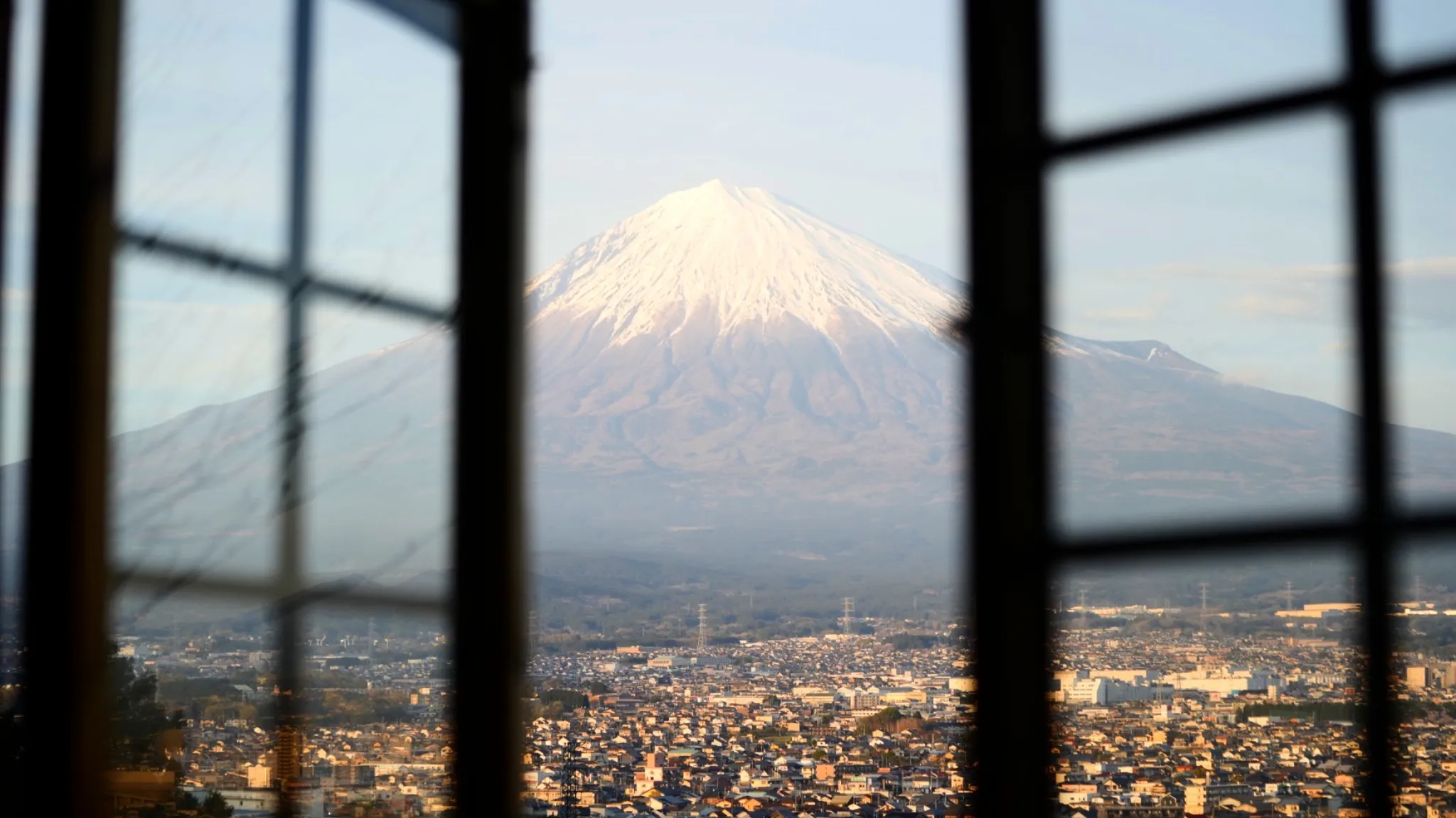 “朝、富士山で目が覚める。